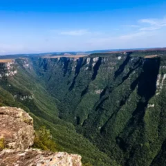 Localizado no Parque Nacional da Serra Geral, a 23 km do centro de Cambará do Sul, o Cânion Fortaleza é considerado um dos mais exuberantes da região.