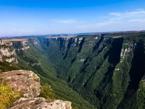 Localizado no Parque Nacional da Serra Geral, a 23 km do centro de Cambará do Sul, o Cânion Fortaleza é considerado um dos mais exuberantes da região.