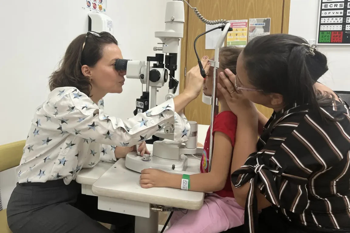 Usuários de lentes de contato devem ter cuidado especial, evitando abrir os olhos em mergulhos e mantendo uma higienização rigorosa das lentes.
