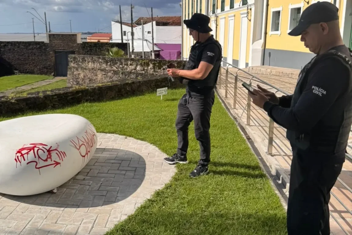 Os outros dois suspeitos se apresentaram voluntariamente no início da semana Os outros dois suspeitos se apresentaram voluntariamente no início da semana