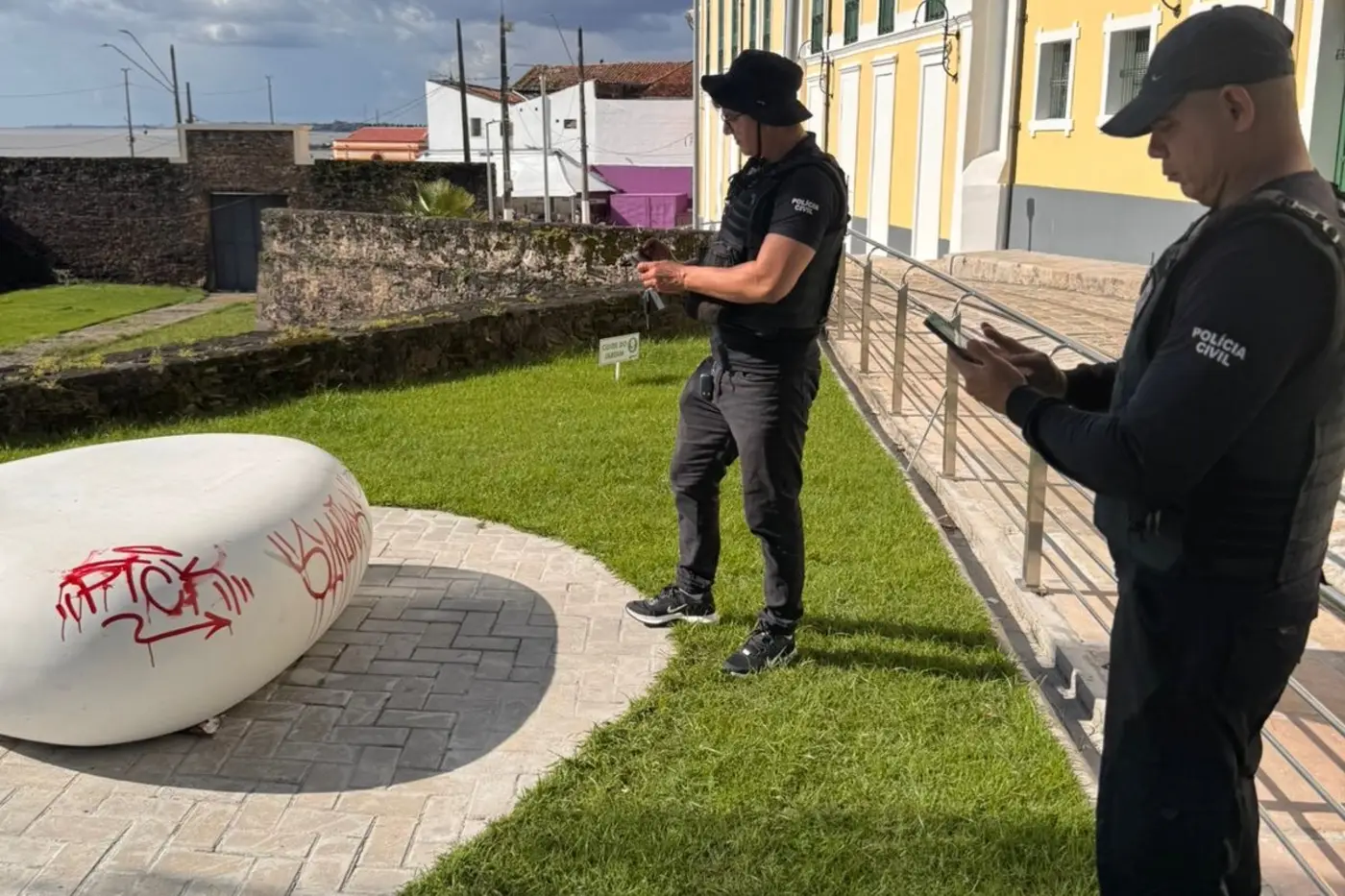 Os outros dois suspeitos se apresentaram voluntariamente no início da semana