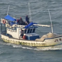 Vítima sofreu um acidente em sua embarcação, e estava a 20 milhas náuticas da área costeira. Ele foi levado ao Hospital Regional e está em recuperação.
