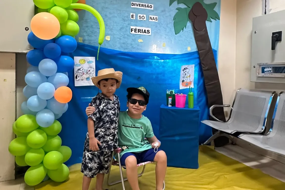 Verão na hemodiálise: Santa Casa transforma hospital em praia para alegrar pacientes