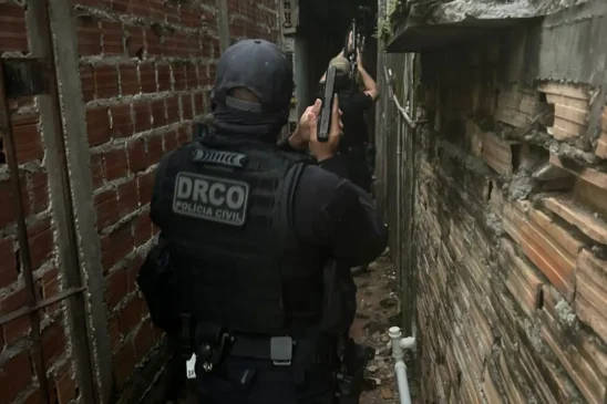 Agentes da Delegacia de Repressão às Facções Criminosas cumpriu mandados expedidos pela Vara de Combate ao Crime Organizado
