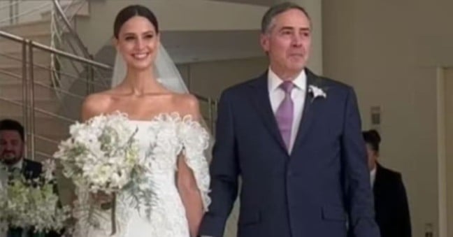 O vídeo, publicado originalmente no Instagram em 26 de julho, mostra uma foto do ministro ao lado de uma mulher chorando