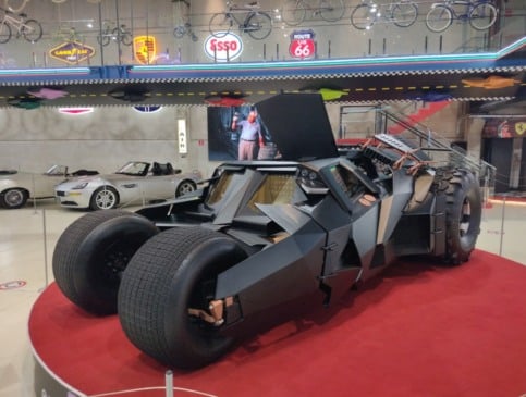Neymar compra réplica do Batmóvel por R$ 8,3 milhões e reforça coleção de supercarros