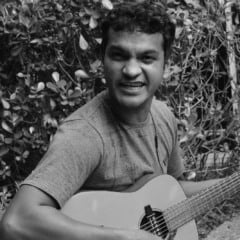 Tony Gambel, de 35 anos, quem o dubla, e olha só que aleatório: foi morando no Pará, durante a infância, que começou a verdadeira adoração pelo "maluco beleza".