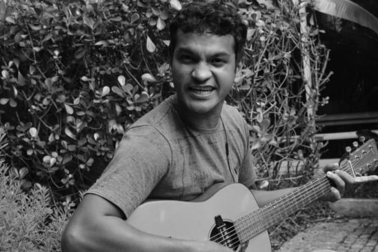 Tony Gambel, de 35 anos, quem o dubla, e olha só que aleatório: foi morando no Pará, durante a infância, que começou a verdadeira adoração pelo "maluco beleza".