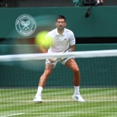 O sérvio Novak Djokovic escreveu mais um capítulo em sua história vitoriosa em Wimbledon nesta segunda-feira (7).