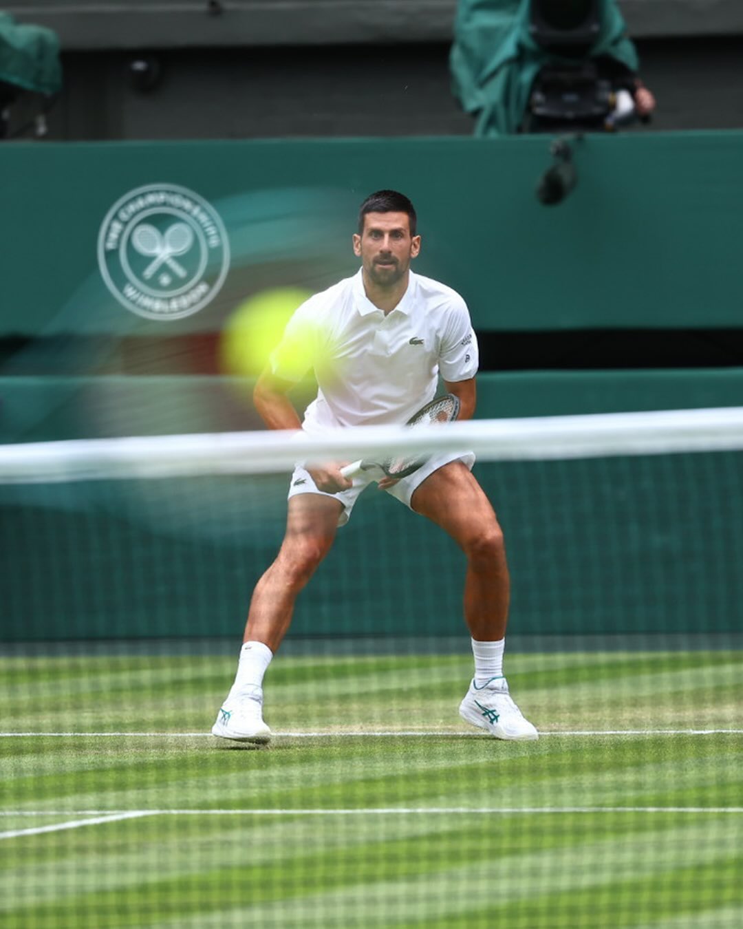 O sérvio Novak Djokovic escreveu mais um capítulo em sua história vitoriosa em Wimbledon nesta segunda-feira (7).
