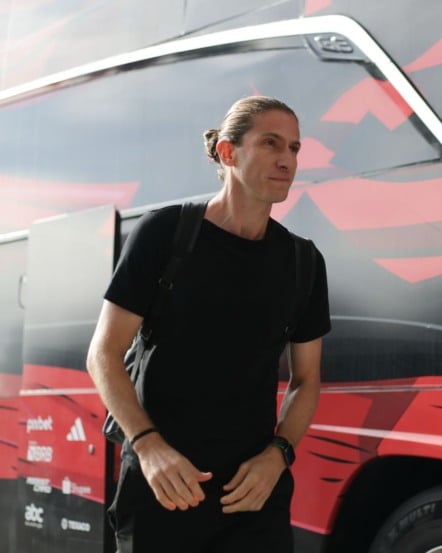 Filipe Luís não estava na reunião. Agora, o ponto é ver como o treinador e a diretoria vão reagir.