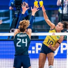 A seleção brasileira feminina de vôlei voltou a ser derrotada pela Itália, neste domingo (27), na decisão da Liga das Nações.