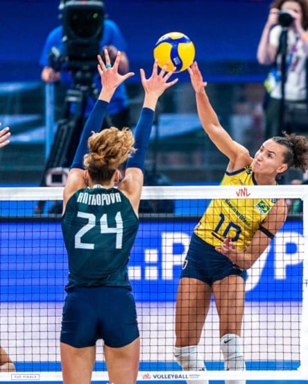 A seleção brasileira feminina de vôlei voltou a ser derrotada pela Itália, neste domingo (27), na decisão da Liga das Nações.