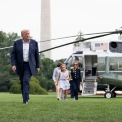 O presidente Trump assinou um decreto que implementa uma tarifa adicional de 40% sobre o Brasil, elevando o valor total da tarifa para 50%, informou a Casa Branca