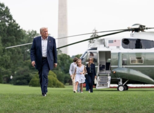 O presidente Trump assinou um decreto que implementa uma tarifa adicional de 40% sobre o Brasil, elevando o valor total da tarifa para 50%, informou a Casa Branca