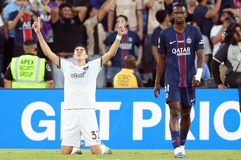 A equipe brasileira não apenas venceu os parisienses por 1 a 0, como também se tornou a única a balançar as redes contra o goleiro Donnarumma nesta edição do Mundial.