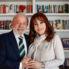 O presidente Luiz Inácio Lula da Silva visitou, nesta quinta-feira (3), a ex-presidente da Argentina, Cristina Kirchner, que está em prisão domiciliar. © Ricardo Stuckert / PR