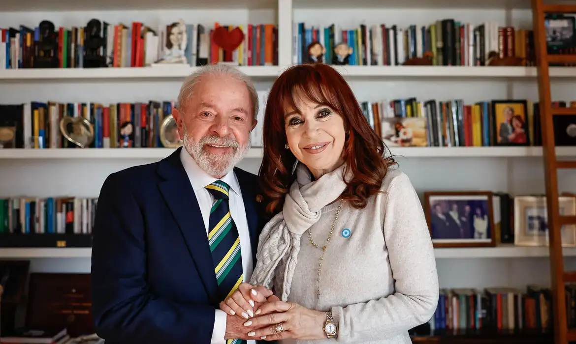O presidente Luiz Inácio Lula da Silva visitou, nesta quinta-feira (3), a ex-presidente da Argentina, Cristina Kirchner, que está em prisão domiciliar. © Ricardo Stuckert / PR