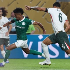 O jogador Estêvão, da SE Palmeiras, chuta para marcar seu gol contra a equipe do Chelsea FC, durante partida válida pela quarta de final, da Copa do Mundo de Clubes da FIFA, no Lincoln Financial Field. (Foto: Cesar Greco/Palmeiras/by Canon)