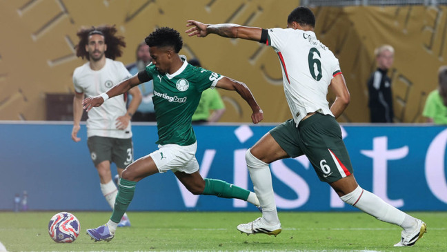 O jogador Estêvão, da SE Palmeiras, chuta para marcar seu gol contra a equipe do Chelsea FC, durante partida válida pela quarta de final, da Copa do Mundo de Clubes da FIFA, no Lincoln Financial Field. (Foto: Cesar Greco/Palmeiras/by Canon)