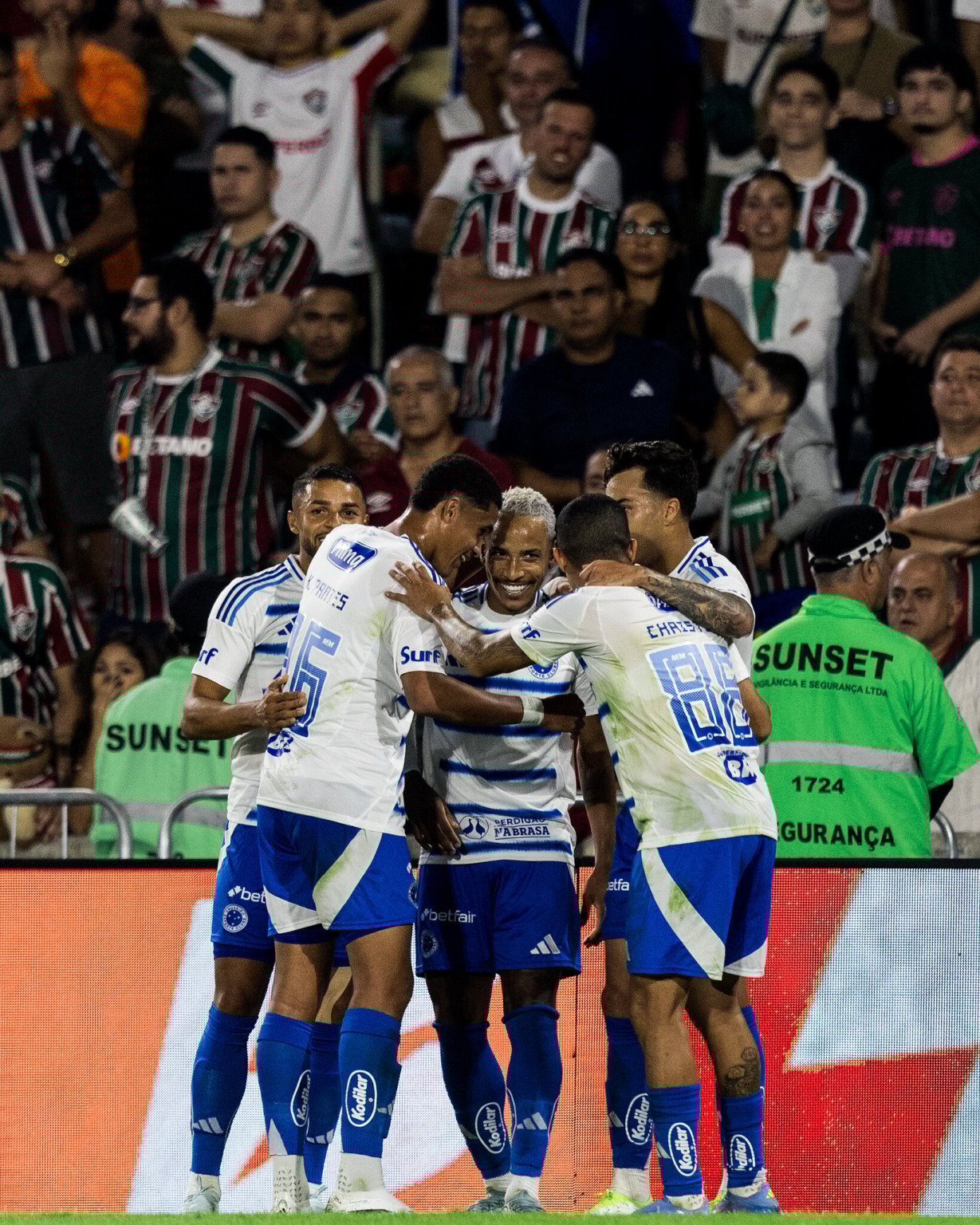 O Cruzeiro contou com uma noite iluminada da sua dupla mortal, venceu o Fluminense por 2 a 0, no Maracanã, e assumiu a liderança do Brasileiro na 14ª rodada.