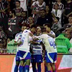 O Cruzeiro contou com uma noite iluminada da sua dupla mortal, venceu o Fluminense por 2 a 0, no Maracanã, e assumiu a liderança do Brasileiro na 14ª rodada.