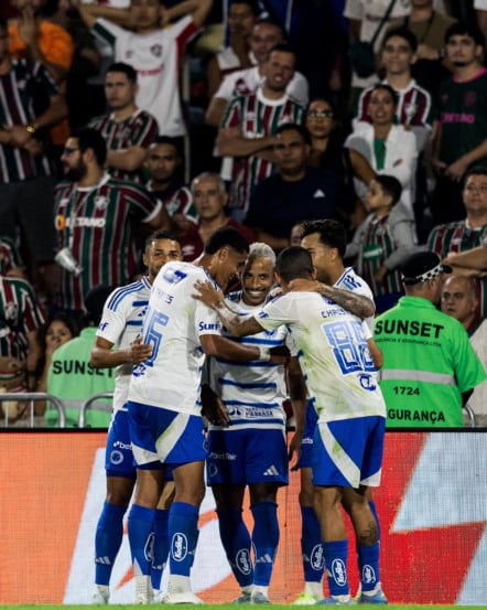 O Cruzeiro contou com uma noite iluminada da sua dupla mortal, venceu o Fluminense por 2 a 0, no Maracanã, e assumiu a liderança do Brasileiro na 14ª rodada.