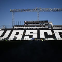 Vasco e Grêmio fizeram um jogo movimentado -com defesa quase em cima da linha, bolas na trave e gol anulado- e ficaram no empate em 1 a 1,