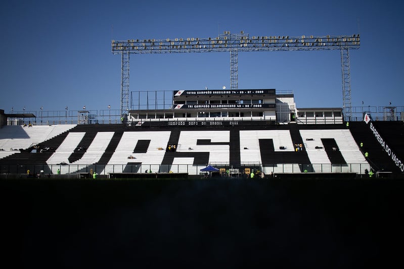 Vasco e Grêmio fizeram um jogo movimentado -com defesa quase em cima da linha, bolas na trave e gol anulado- e ficaram no empate em 1 a 1,