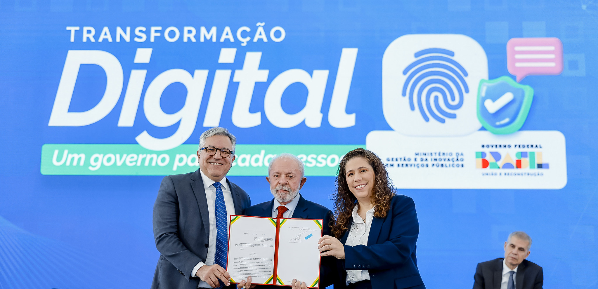 Em evento no Palácio do Planalto, o presidente da República assinou decreto que regulamenta o uso de biometria na concessão e renovação de benefícios sociais