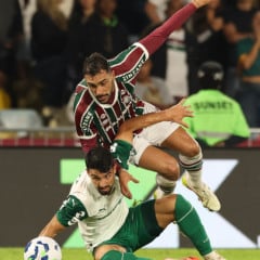 O jogador Flaco López, da SE Palmeiras, disputa bola com o jogador do Fluminense FC, durante partida válida pela décima sexta rodada, do Campeonato Brasileiro, Série A, no Estádio Maracanã. (Foto: Cesar Greco/Palmeiras/by Canon)