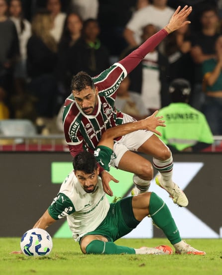 O jogador Flaco López, da SE Palmeiras, disputa bola com o jogador do Fluminense FC, durante partida válida pela décima sexta rodada, do Campeonato Brasileiro, Série A, no Estádio Maracanã. (Foto: Cesar Greco/Palmeiras/by Canon)