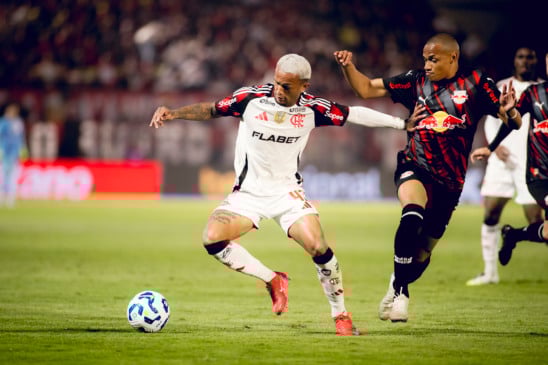 O Flamengo contou com a estrela de Wesley, que vive clima de adeus, e buscou a virada por 2 a 1 sobre o Bragantino