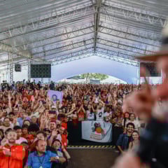 O presidente Lula (PT) chamou nesta quinta-feira (24) o ex-presidente Jair Bolsonaro (PL) de fujão por não ter repassado a ele a faixa presidencial em 2023.