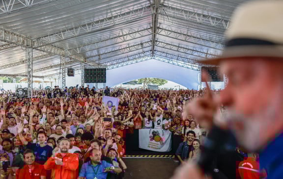 O presidente Lula (PT) chamou nesta quinta-feira (24) o ex-presidente Jair Bolsonaro (PL) de fujão por não ter repassado a ele a faixa presidencial em 2023.