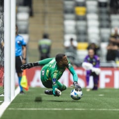 Everson foi o herói nos pênaltis. O goleiro defendeu as cobranças de Henao e Zárate, viu Mena isolar e ainda fez o gol na cobrança decisiva. Scarpa e Bernard haviam errado pelo Galo. Foto: Pedro Souza / Atlético