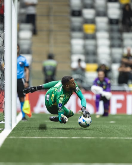 Everson foi o herói nos pênaltis. O goleiro defendeu as cobranças de Henao e Zárate, viu Mena isolar e ainda fez o gol na cobrança decisiva. Scarpa e Bernard haviam errado pelo Galo. Foto: Pedro Souza / Atlético