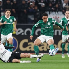 O jogador Vitor Roque, da SE Palmeiras, disputa bola com o jogador do SC Corinthians P, durante partida válida pelas oitavas de final, da Copa do Brasil, na Neo Química Arena. (Foto: Cesar Greco/Palmeiras/by Canon)