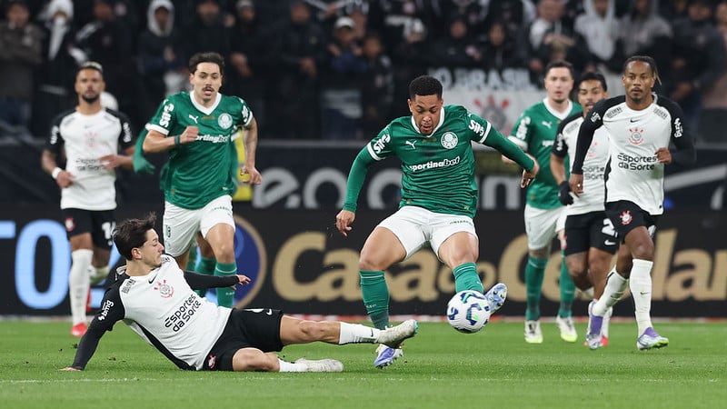 O jogador Vitor Roque, da SE Palmeiras, disputa bola com o jogador do SC Corinthians P, durante partida válida pelas oitavas de final, da Copa do Brasil, na Neo Química Arena. (Foto: Cesar Greco/Palmeiras/by Canon) O jogador Vitor Roque, da SE Palmeiras, disputa bola com o jogador do SC Corinthians P, durante partida válida pelas oitavas de final, da Copa do Brasil, na Neo Química Arena. (Foto: Cesar Greco/Palmeiras/by Canon)