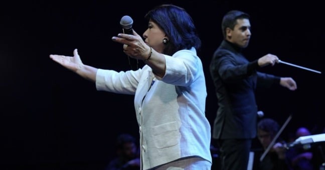 Cantora Roberta Miranda empurra invasor e explica reação: “Quase causou acidente”