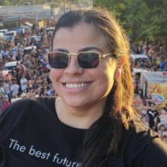 Multidão toma as ruas de Mosqueiro durante a 18ª Parada LGBTI+, em um ato de celebração, resistência e luta por direitos.