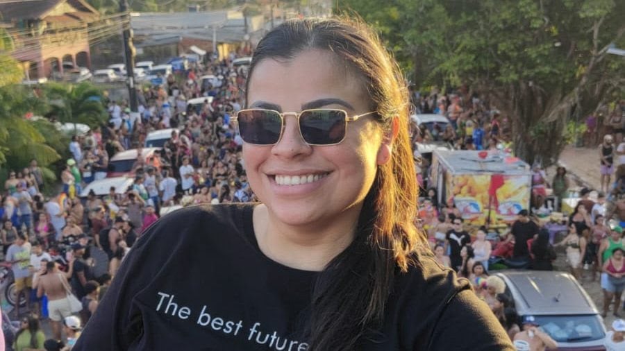 Multidão toma as ruas de Mosqueiro durante a 18ª Parada LGBTI+, em um ato de celebração, resistência e luta por direitos.