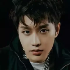 Moon Taeil, ex-membro do grupo de K-pop NCT, foi condenado na quinta-feira (10) a três anos e seis meses de prisão por envolvimento em um caso de estupro coletivo.