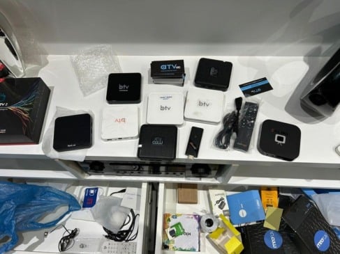 Entre as medidas cautelares judiciais de grande impacto, estão o bloqueio de até R$ 33 milhões, o sequestro de veículos e imóveis, e o bloqueio de sites utilizados para a venda dos aparelhos ilegais