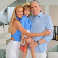 Vicky apareceu numa foto com os pais segurando uma bolsa da grife Fendi