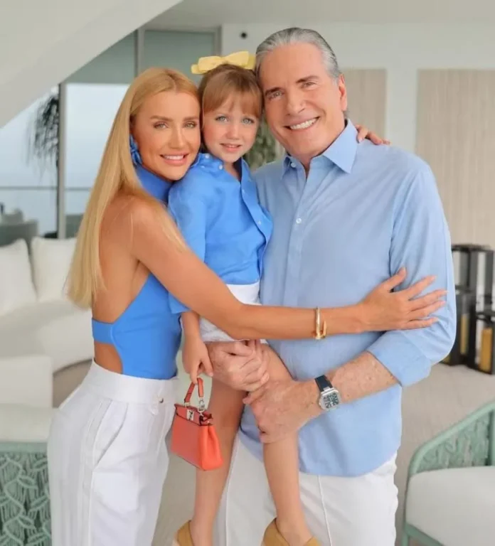 Vicky apareceu numa foto com os pais segurando uma bolsa da grife Fendi