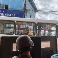 Momento de pânico: assaltante invade ônibus e faz motorista refém na feira do Tapanã