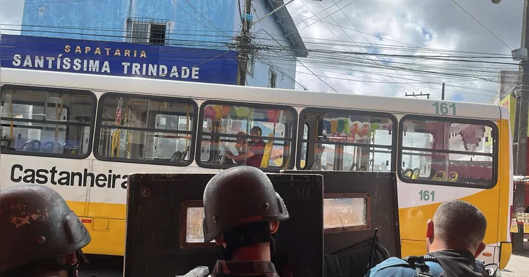 Momento de pânico: assaltante invade ônibus e faz motorista refém na feira do Tapanã Momento de pânico: assaltante invade ônibus e faz motorista refém na feira do Tapanã
