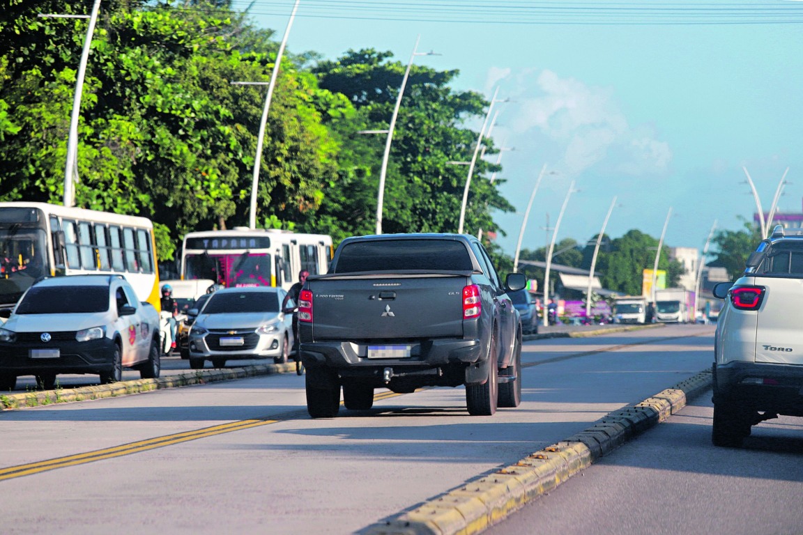 Infrações de transito no BRT na Augusto Montenegro. Foto: Wagner Almeida / Diário do Pará.