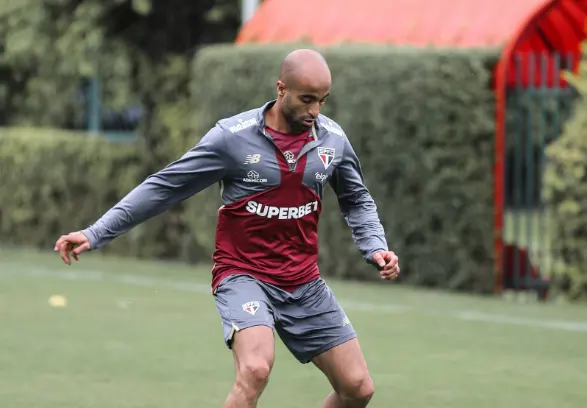 Após a derrota do São Paulo para o Flamengo por 2 a 0 no último jogo, a esposa do jogador Lucas, Larissa Saad, decidiu se manifestar em defesa do atleta